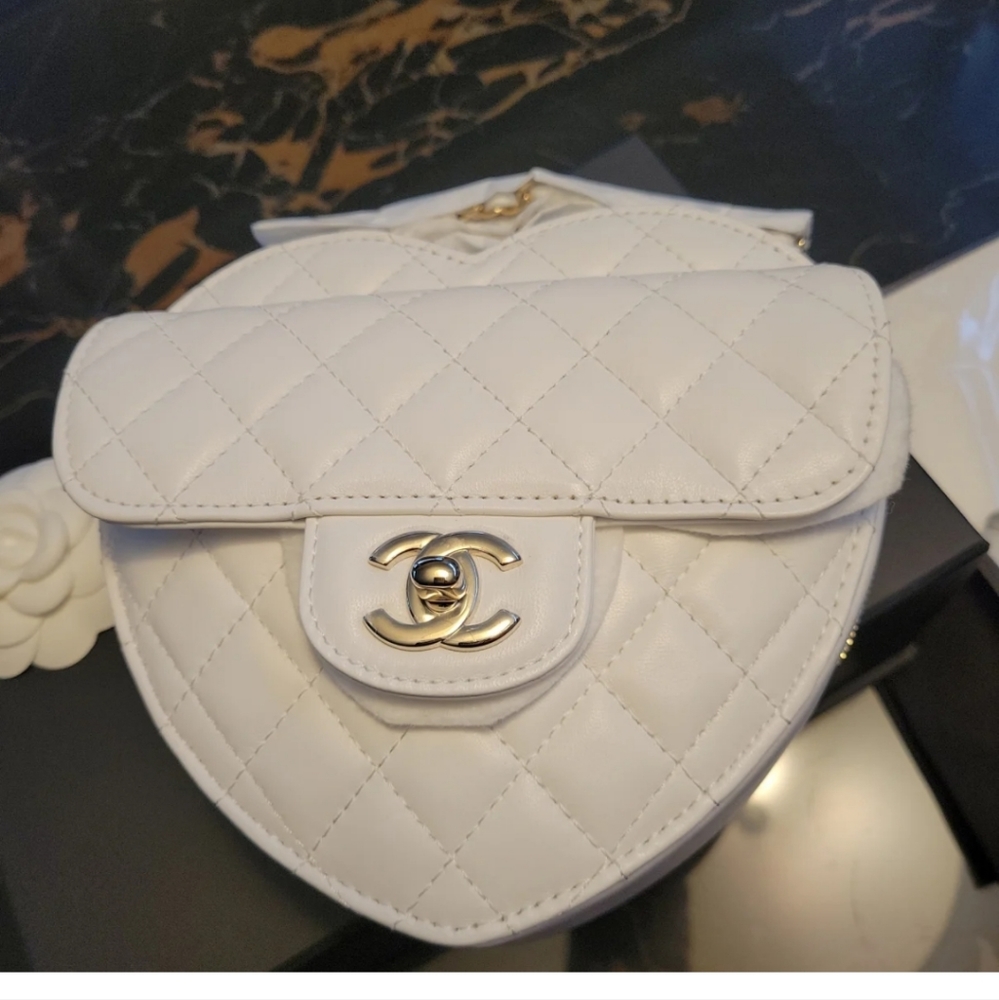 Chanel heart bag large size in white - Picture 4 of 16